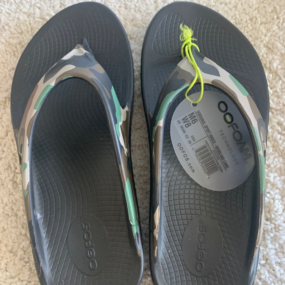 BRAND NEW Oofos flip flops, women’s size 39,(8), Men’s 7